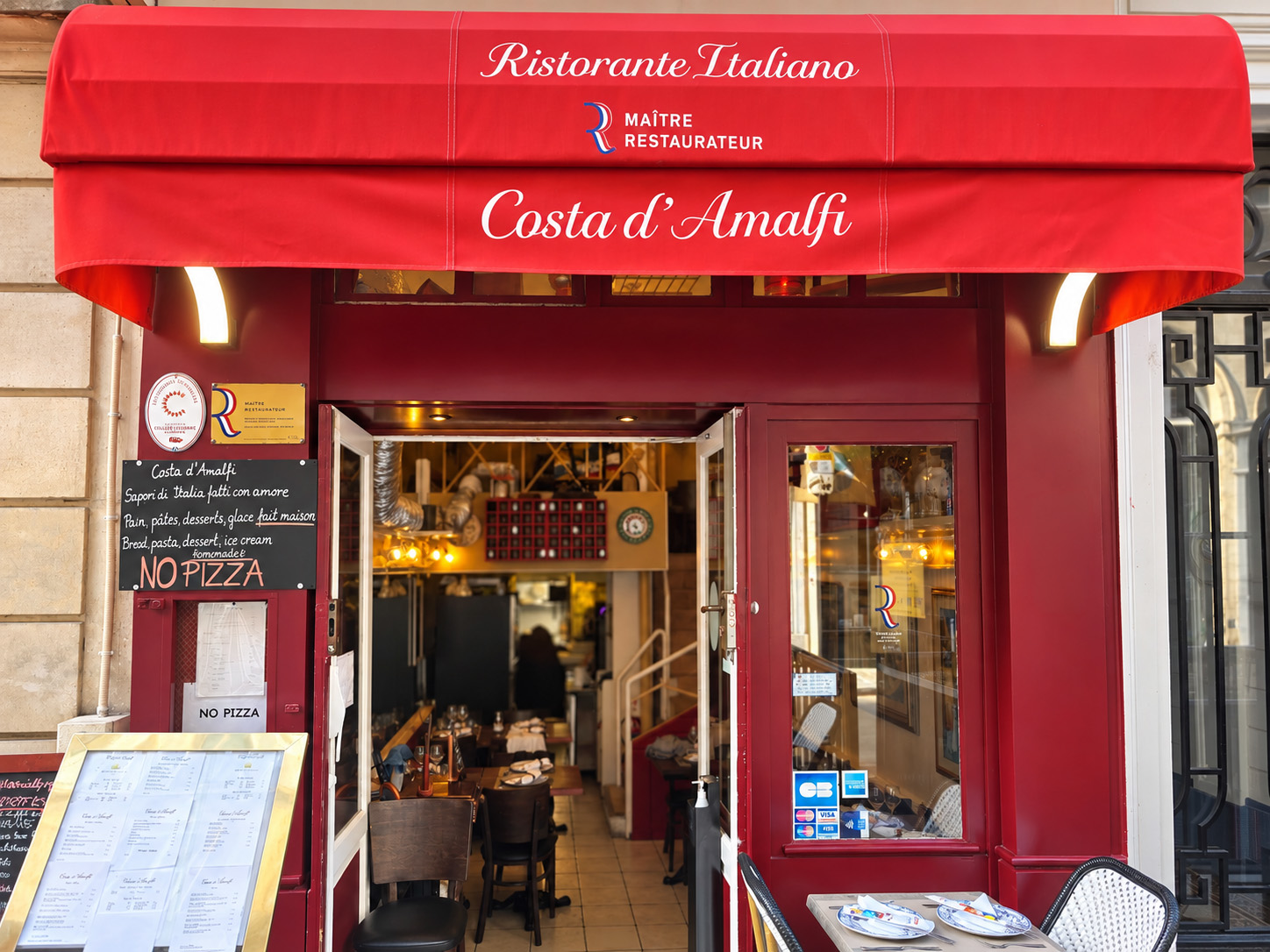Façade de Costa d'Amalfi au 65 Rue de l'Université à Paris