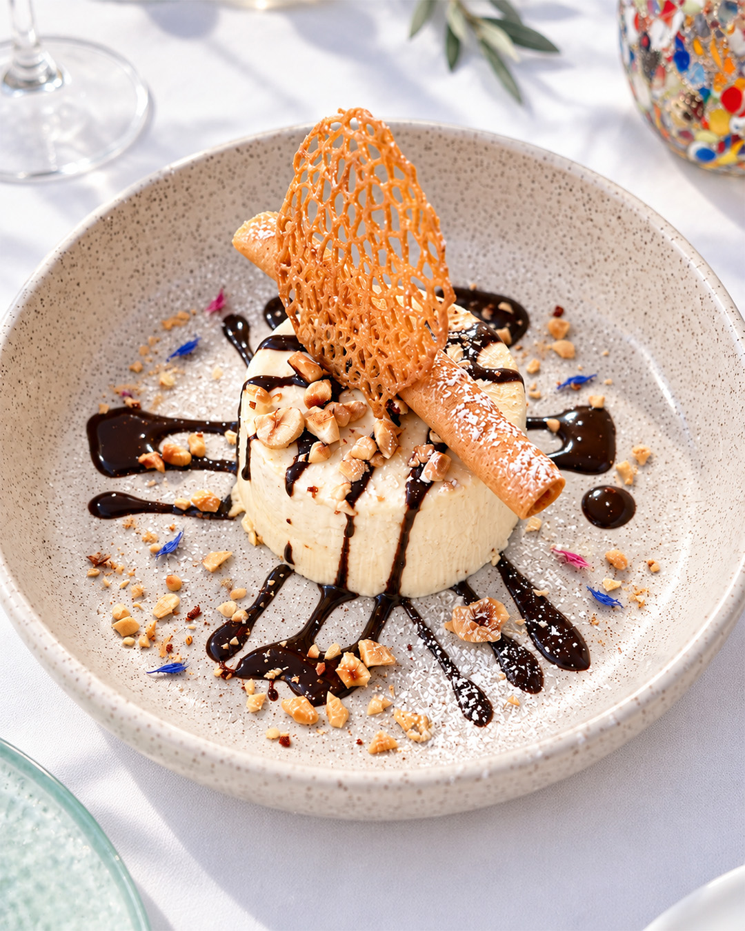 Semifreddo au nougat avec chocolat, éclats de fruits secs et tuile